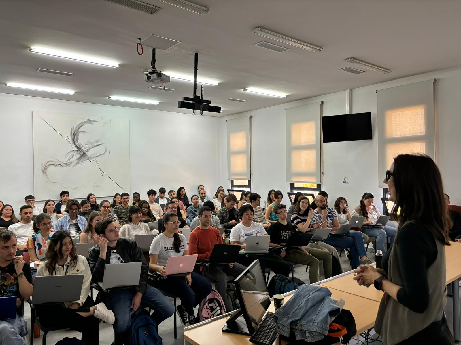 Charlas y ponencias con expertos